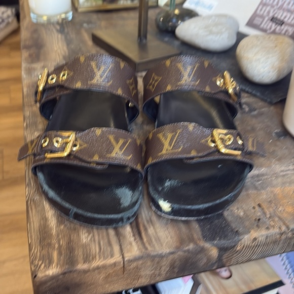 Well lived in authentic Louis Vuitton bon Dia sandals.  Classics. - Picture 6 of 7